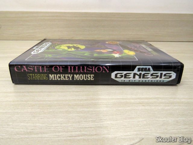 Cartucho de Mega Drive da AliExpress: Castle of Illusion starring Mickey Mouse, em sua caixinha.