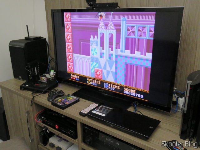 Cartucho de Mega Drive da AliExpress: Castle of Illusion starring Mickey Mouse, em funcionamento.