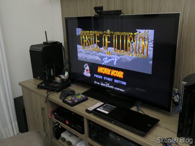 Cartucho de Mega Drive da AliExpress: Castle of Illusion starring Mickey Mouse, em funcionamento.