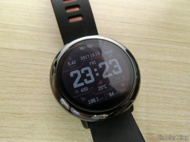 Amazfit Pace, com a película aplicada.