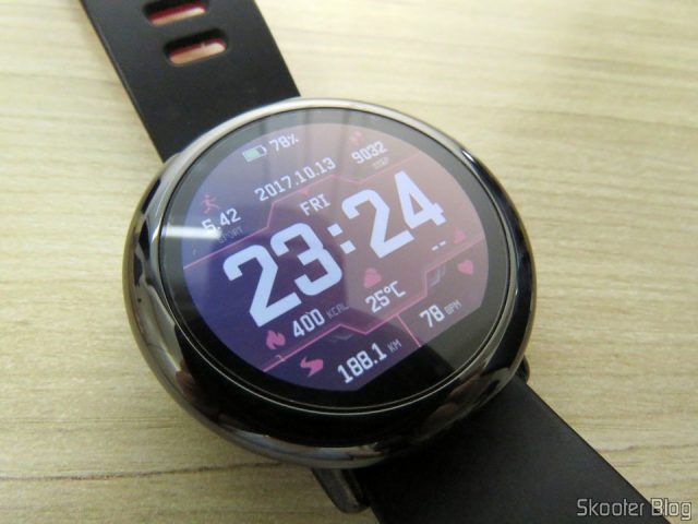 Amazfit Pace, com a película aplicada.