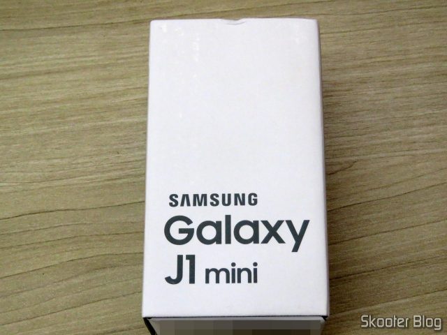 Smartphone Samsung Galaxy J1 Mini Duos, em sua embalagem.