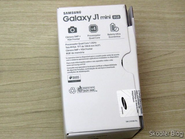 Smartphone Samsung Galaxy J1 Mini Duos, em sua embalagem.