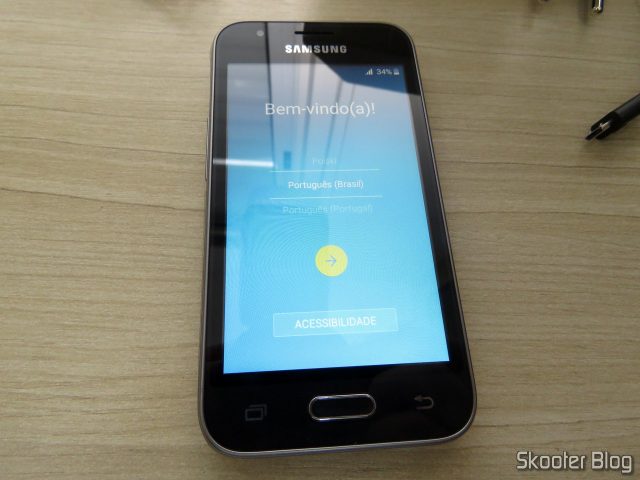 Smartphone Samsung Galaxy J1 Mini Duos, em funcionamento.