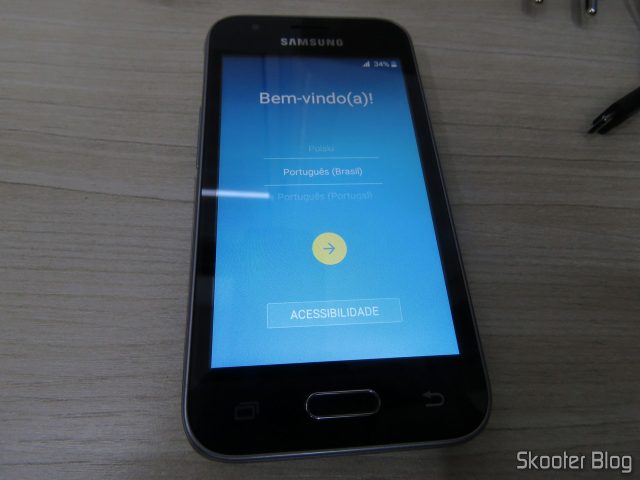 Smartphone Samsung Galaxy J1 Mini Duos, em funcionamento.