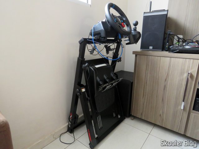 Extreme Cockpit Racing EXR-S XT, dobrado quando sem uso.