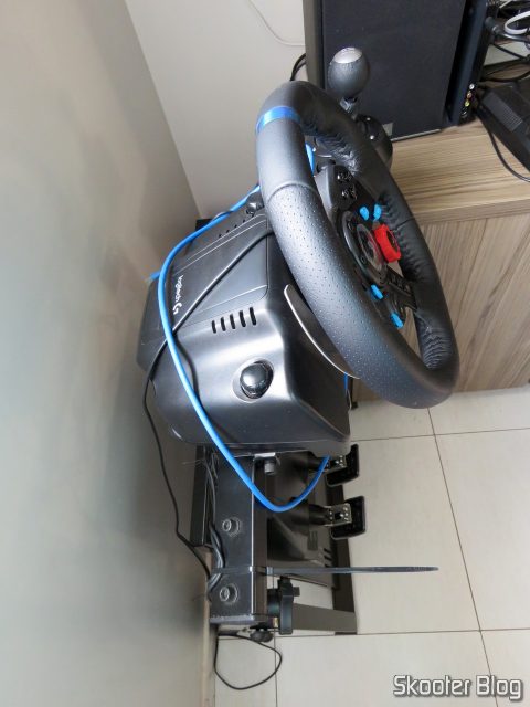 Extreme Cockpit Racing EXR-S XT, dobrado quando sem uso.