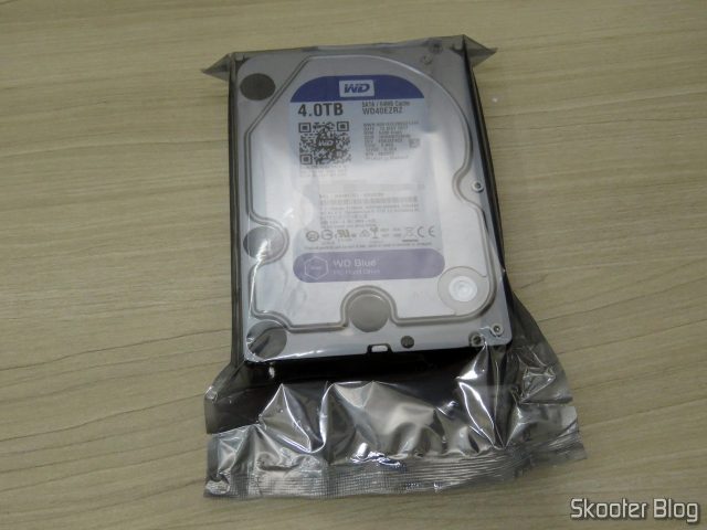 HDD Western Digital Blue 4TB SATA 3.5", em sua embalagem.