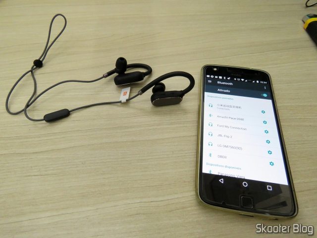Xiaomi Bluetooth Sport Earbuds, conectado ao Moto Z Play.
