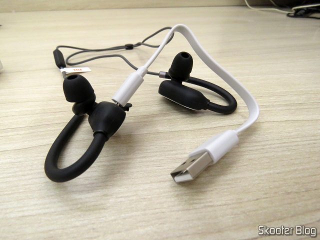 Xiaomi Bluetooth Sport Earbuds, conectado ao cabo USB de recarga.