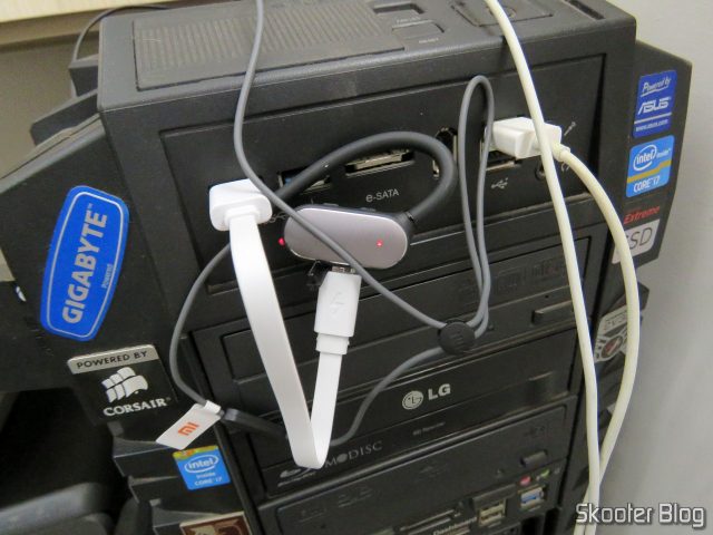 Xiaomi Bluetooth Sport Earbuds, conectado ao cabo USB de recarga, conectado ao PC.