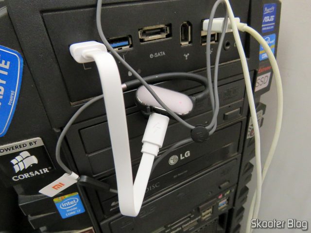 Xiaomi Bluetooth Sport Earbuds, conectado ao cabo USB de recarga, conectado ao PC.