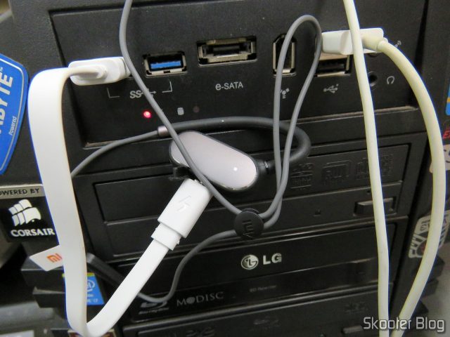 Xiaomi Bluetooth Sport Earbuds, conectado ao cabo USB de recarga, conectado ao PC.