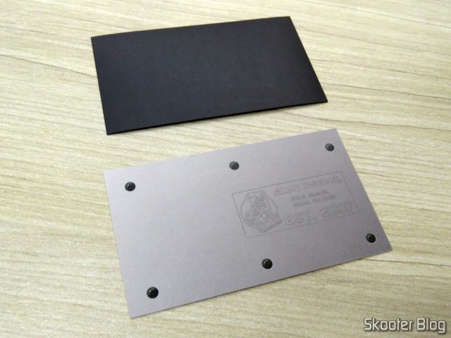 Cartão e ímã de geladeira que acompanham o Mega EverDrive X7 - Deluxe Edition.