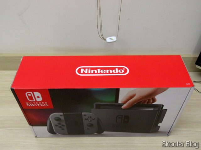 Nintendo Switch, em sua embalagem.