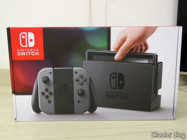 Nintendo Switch, em sua embalagem.