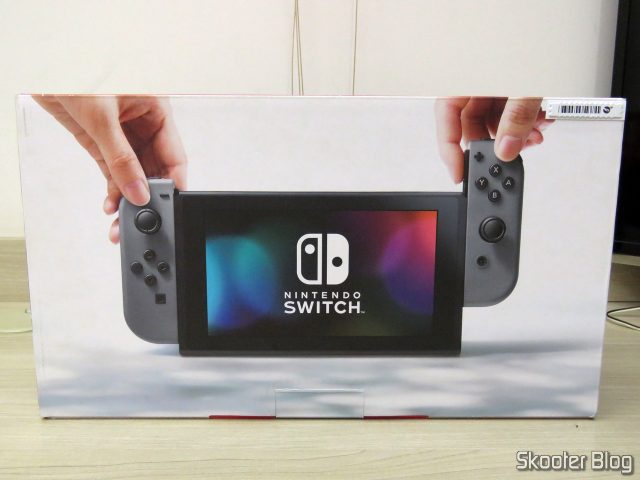 Nintendo Switch, em sua embalagem.