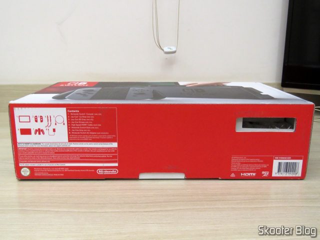 Nintendo Switch, em sua embalagem.