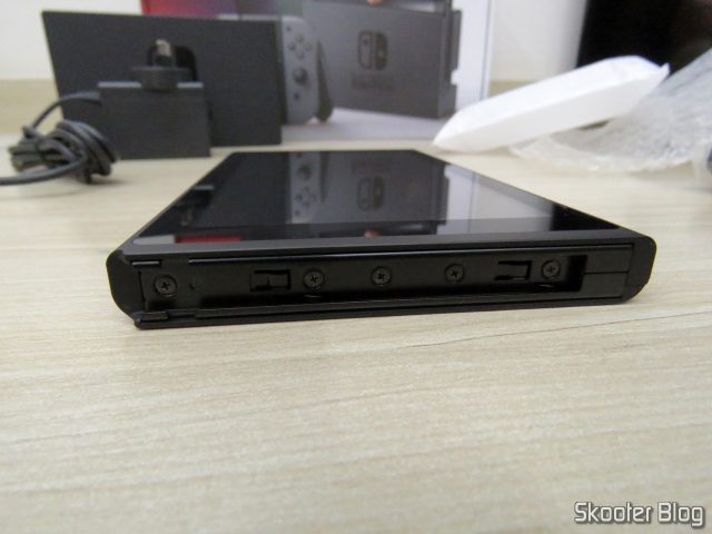 Lateral do Nintendo Switch.
