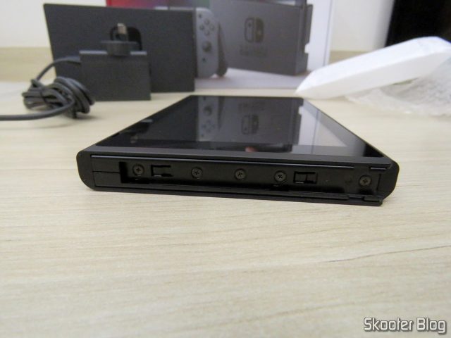 Lateral do Nintendo Switch.
