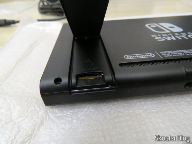 A haste para manter o Nintendo Switch em pé e a entrada de cartão microSD.