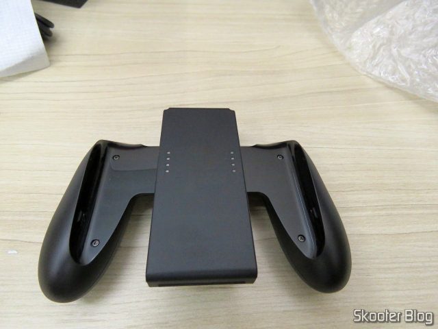 O Joy-Con Grip.