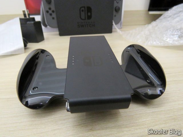 O Joy-Con Grip.