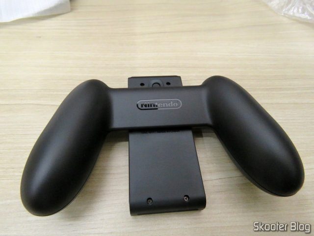 O Joy-Con Grip.