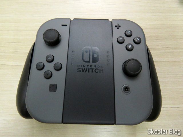 O Joy-Con Grip, com controles Joy-Con acoplados.