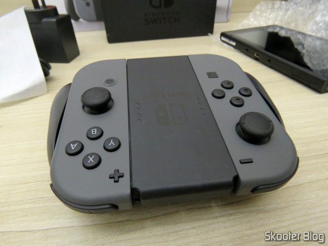 O Joy-Con Grip, com controles Joy-Con acoplados.