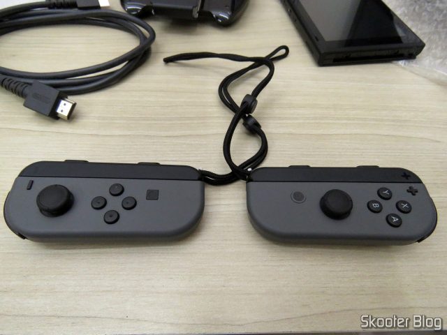 Os controles Joy-Con com as alças de pulso.