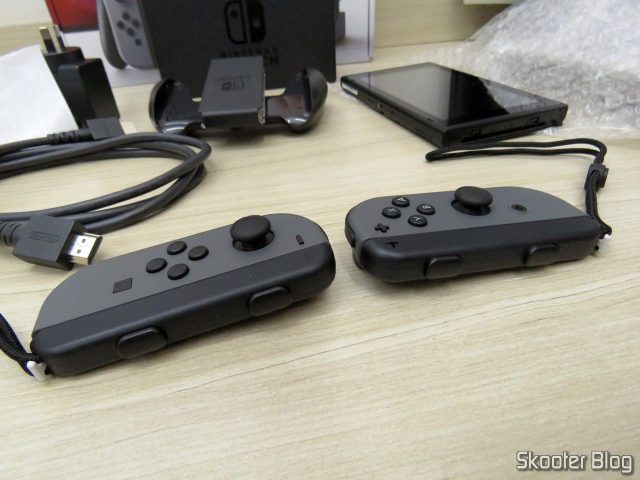 Os controles Joy-Con com as alças de pulso.