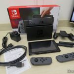 Nintendo Switch e seus acessórios.