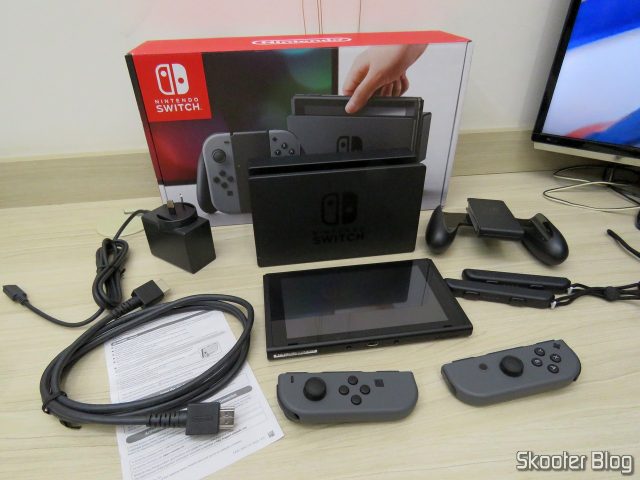 Nintendo Switch e seus acessórios.