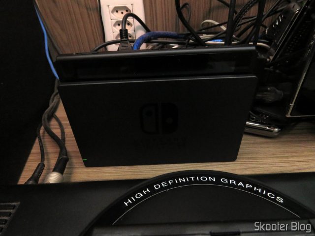 Nintendo Switch, com dock instalado no rack da sala.