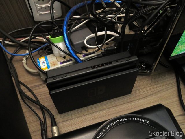 Nintendo Switch, com dock instalado no rack da sala.