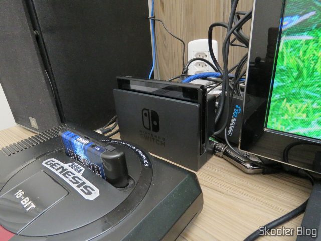 Nintendo Switch, com dock instalado no rack da sala.