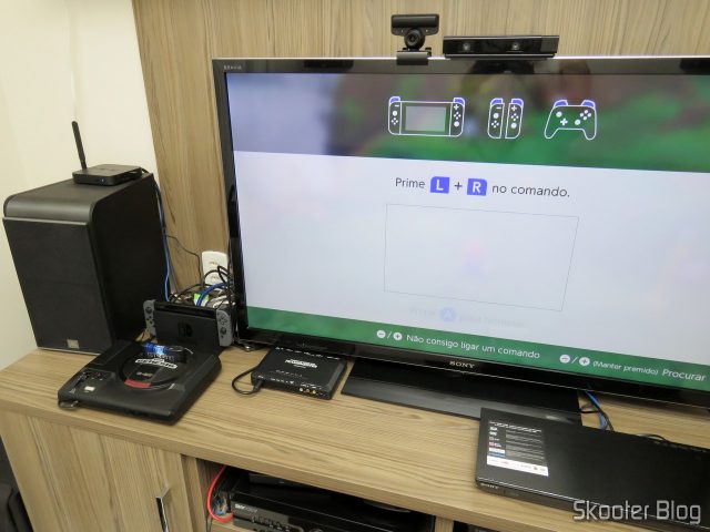 Nintendo Switch, com dock instalado no rack da sala.