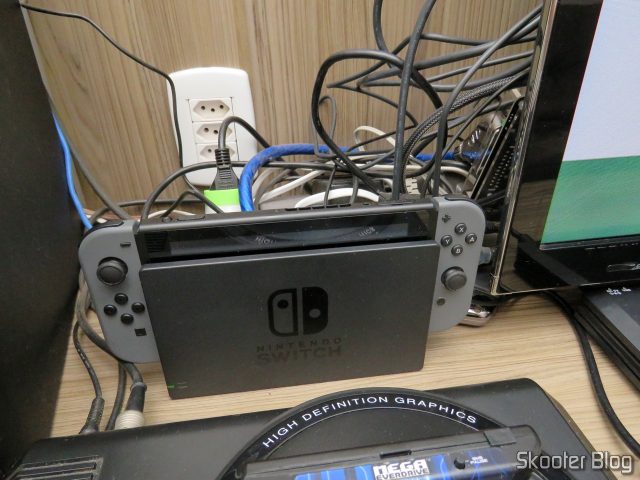Nintendo Switch, com dock instalado no rack da sala.