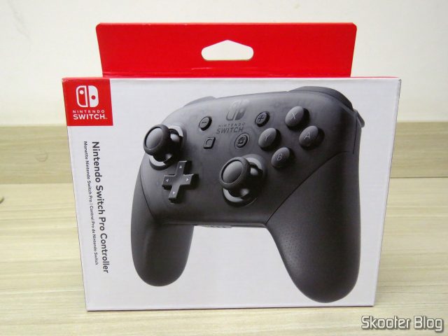 Nintendo Switch Pro Controller, em sua embalagem.