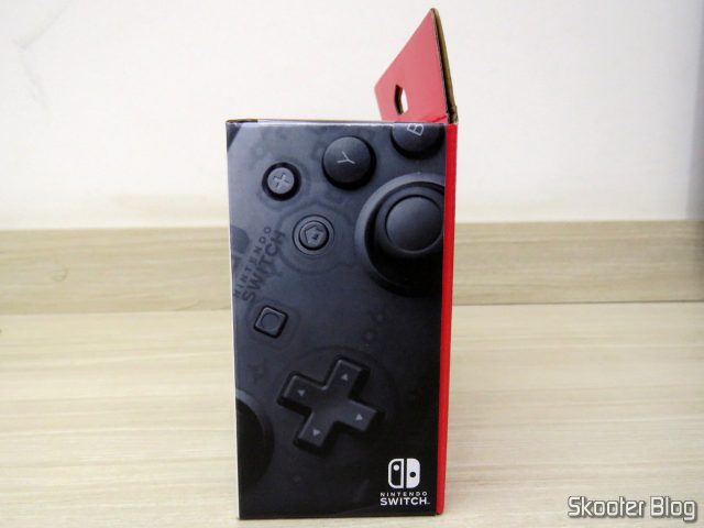 Nintendo Switch Pro Controller, em sua embalagem.