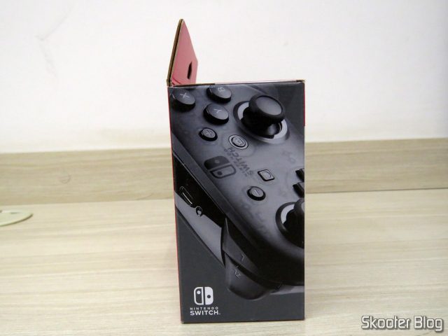 Nintendo Switch Pro Controller, em sua embalagem.