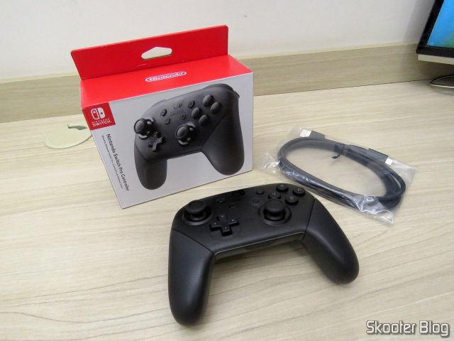 Nintendo Switch Pro Controller, cabo USB e embalagem.