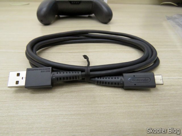 Cabo USB que acompanha o Nintendo Switch Pro Controller.