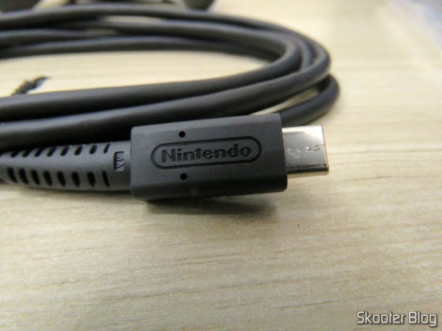 Cabo USB que acompanha o Nintendo Switch Pro Controller.