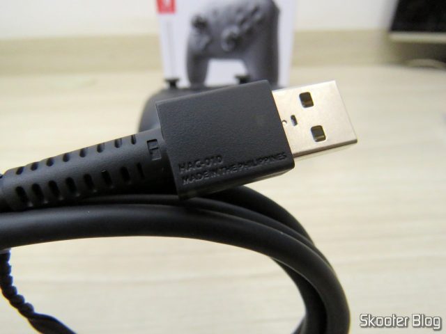 Cabo USB que acompanha o Nintendo Switch Pro Controller.