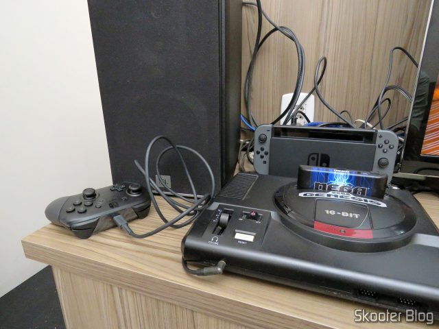 Nintendo Switch Pro Controller., conectado ao dock do Nintendo Switch.