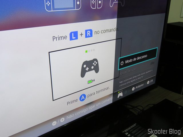 Nintendo Switch Pro Controller., conectado ao dock do Nintendo Switch.