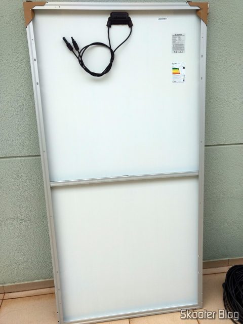 Painel fotovoltaico, visto por baixo.