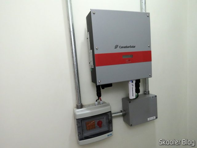 A instalação do inversor da Canadian Solar.